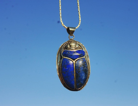 KHEPRI ラピスラズリ象嵌ペンダント、彫刻されたラピスラズリの