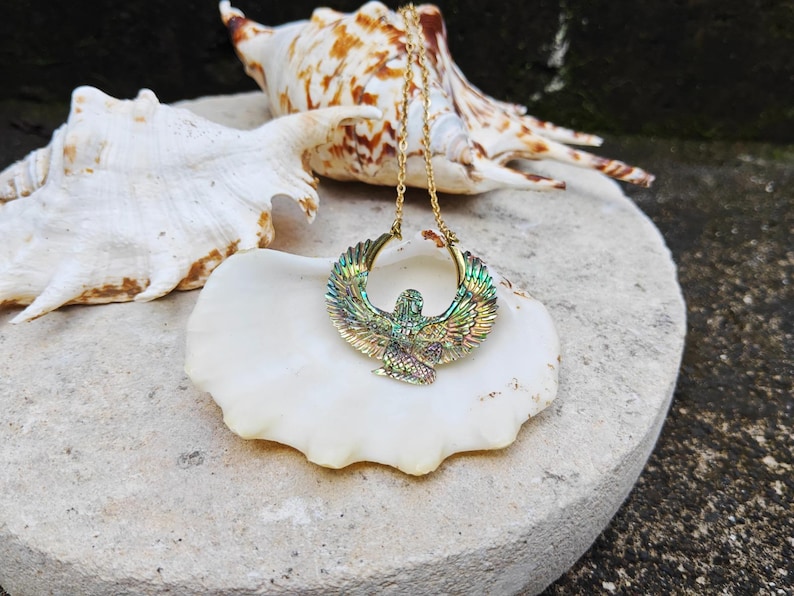 GODDESS ISIS pendant, abalone jewelry, egyptian jewelry, abalone isis, healing jewelry, goddess jewelry, Isis necklace, carved isis imagen 3