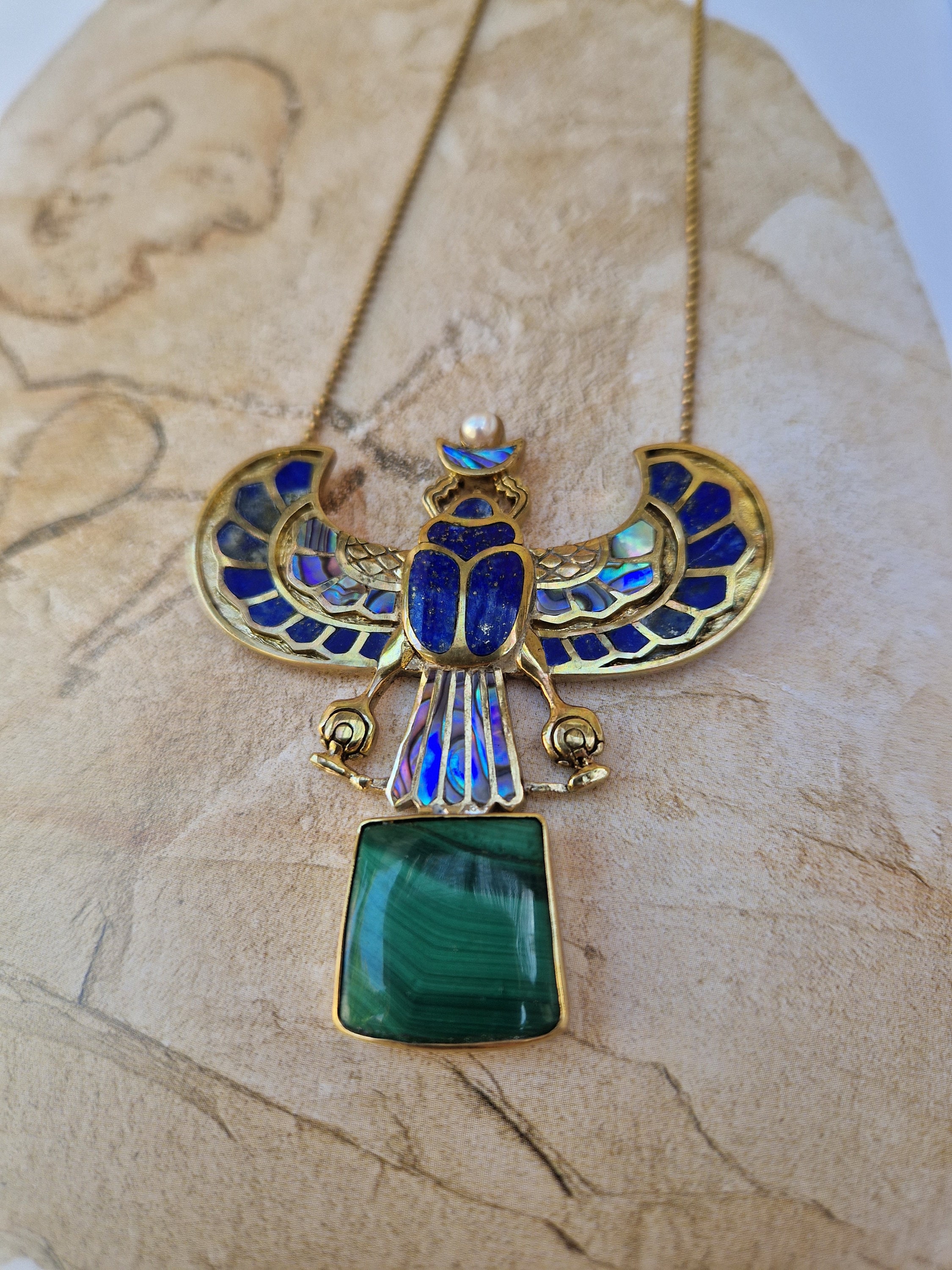 ツタンカーメンの胸当て、象嵌細工を施したエジプトのスカラベの