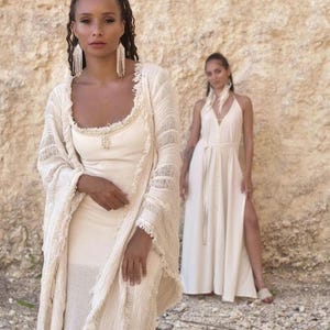 VITA INFRÄDDNINGSÖRGÅRD MED FROSKÄRLA, amerikanska indiansmycken, boho hippiesmycken, tribal, handgjorda, present till kvinnor, fransar, långa och lätta