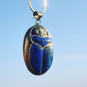 Pendentif KHEPRI en incrustation de lapis-lazuli, scarabée sculpté en lapis-lazuli, bijou scarabée, bijou scarabée égyptien, style néo-égyptien, lapis-lazuli, cadeau