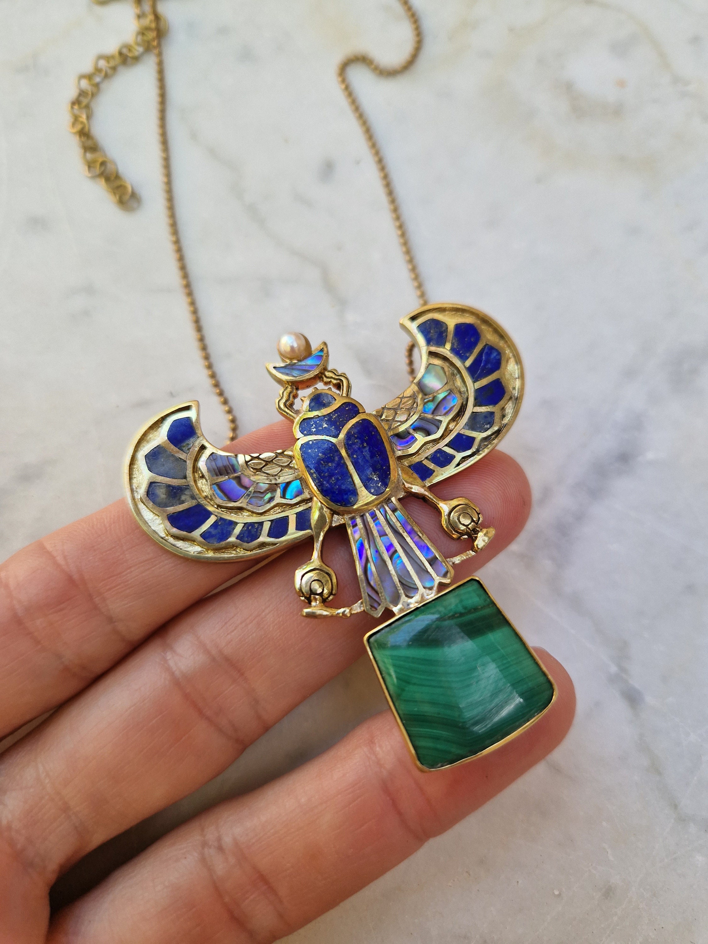 ツタンカーメンの胸当て、象嵌細工を施したエジプトのスカラベの