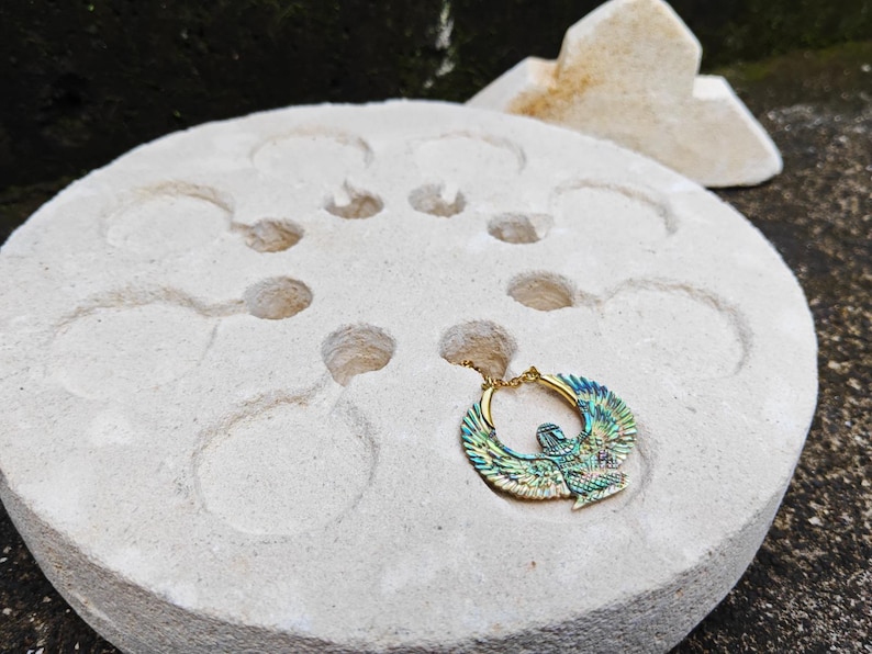 GODDESS ISIS pendant, abalone jewelry, egyptian jewelry, abalone isis, healing jewelry, goddess jewelry, Isis necklace, carved isis imagen 10