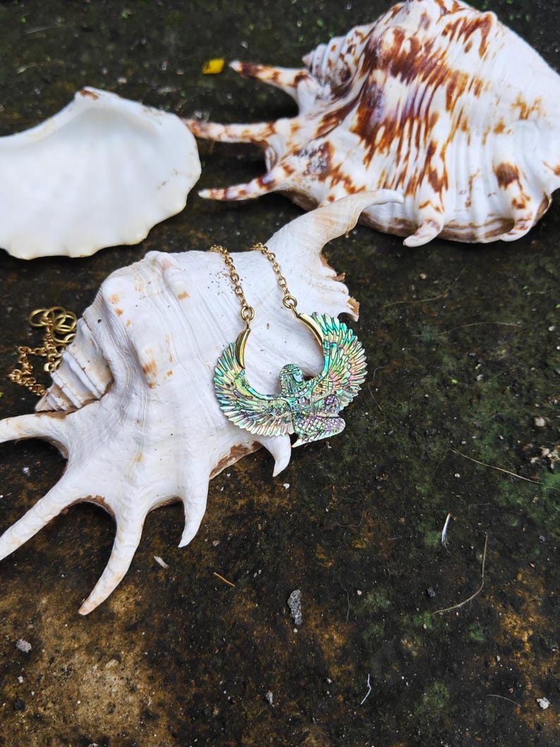 GODDESS ISIS pendant, abalone jewelry, egyptian jewelry, abalone isis, healing jewelry, goddess jewelry, Isis necklace, carved isis imagen 4