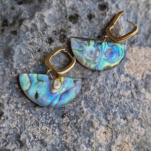 HALVMÅNE Dingla gångjärnsring med abalone snäckskalörhängen, minimalistiska ringar, snäckskal, halvcirkel, huggie örhängen berlock, sjöjungfrubohemisk, strand