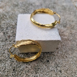 MAGMA textuur Hoops, eigentijdse textuur, grote hoepels, ronde gouden hoepels, handgemaakte sieraden, boho-stijl, organisch, cadeau, minimalistische sieraden