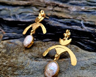 MICA Mother pearl earrings, gold plated earrings, boho style, hammered earrings, textured wire, tribal jewelry, ethnic, handmade, gift her