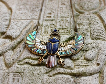 ツタンカーモンの胸部、エジプトのスカラベの象嵌ネックレス、翼のある