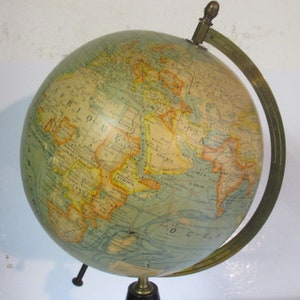 antiguo globo de cartón Bosque de París en base de madera y arco