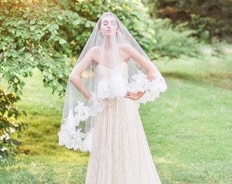 Cassia Chantilly Lace Veil