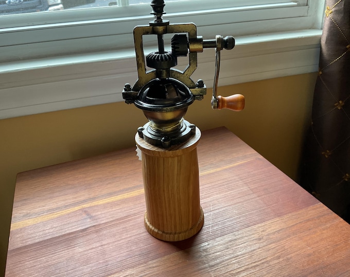 White Oak Wood Antique Style Pepper Grinder