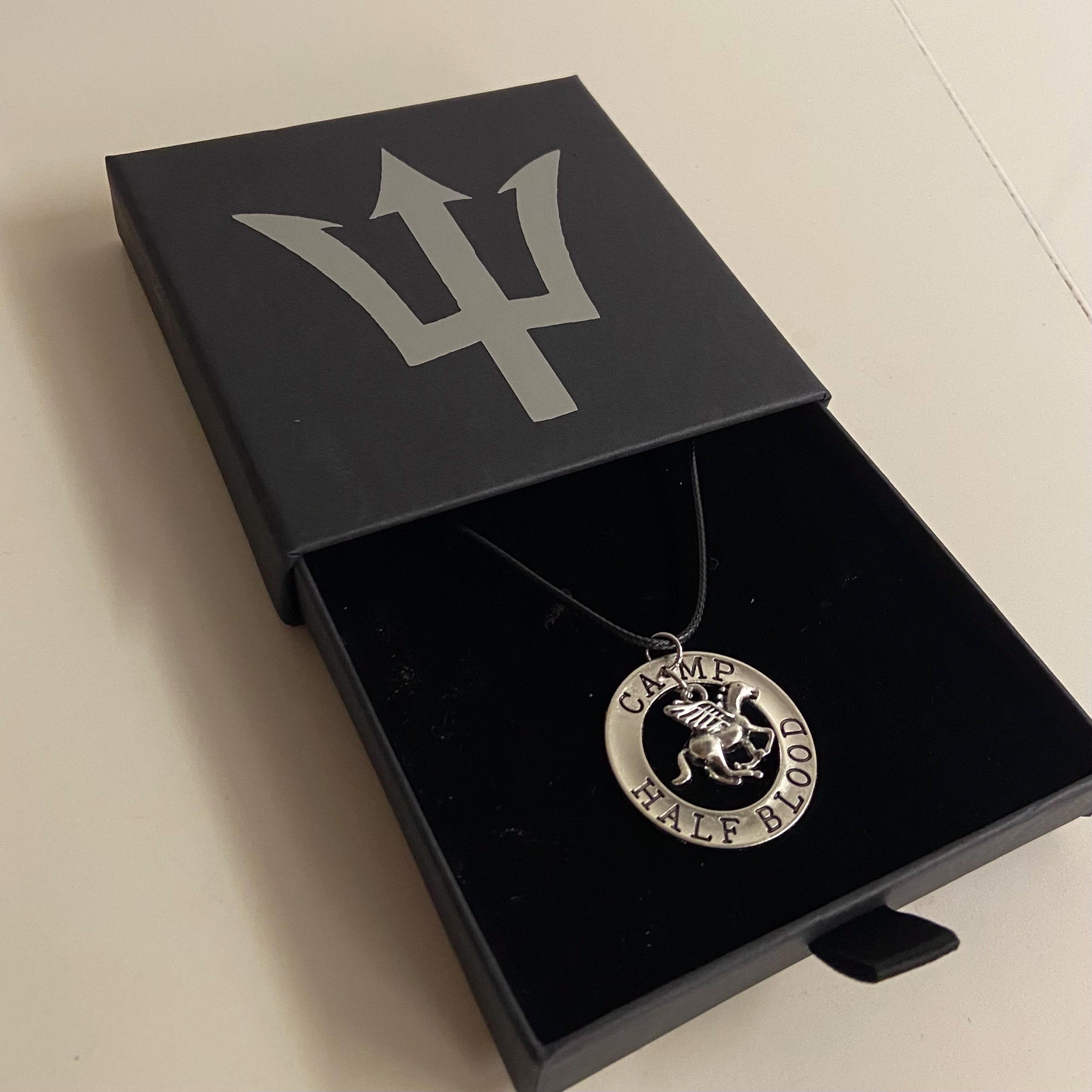 Collier Pendentif Percy Jackson - Trident De Poséidon - Argent Antique - Longueur Chaîne 50 Cm - Boîte Cadeau Incluse