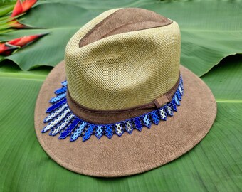 Handgefertigter Hut mit Perlenband