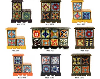 Portaspezie di legno con cassetti di ceramica