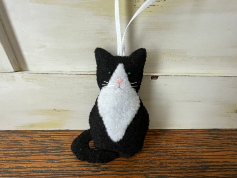 Tuxedo Cat Ornament Felt Tux Kitten Black White Cat Kitten Xmas Ornament Felt Animal Handmade Kitty Cat Christmas Ornament Crazy Cat Lady afbeelding 3