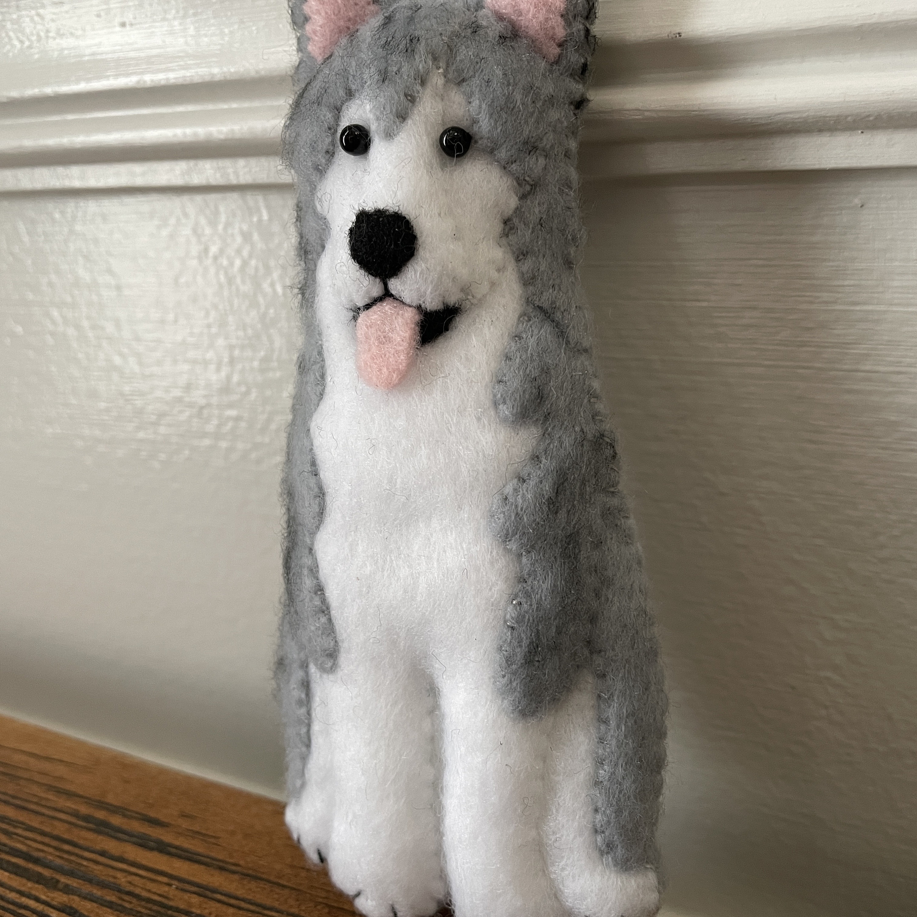 HUSKY GRAY shoelacey LIFE SIZE