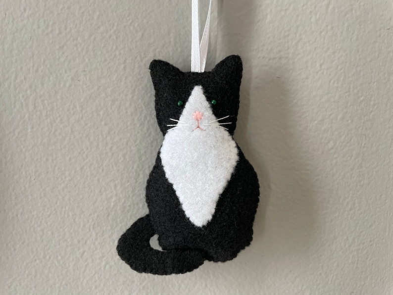 Tuxedo Cat Ornament Felt Tux Kitten Black White Cat Kitten Xmas Ornament Felt Animal Handmade Kitty Cat Christmas Ornament Crazy Cat Lady afbeelding 2