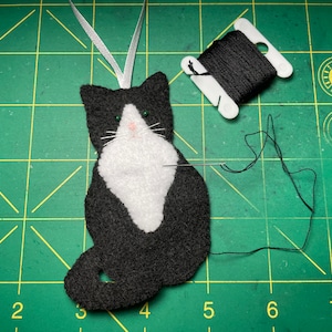 Tuxedo Cat Ornament Felt Tux Kitten Black White Cat Kitten Xmas Ornament Felt Animal Handmade Kitty Cat Christmas Ornament Crazy Cat Lady afbeelding 10