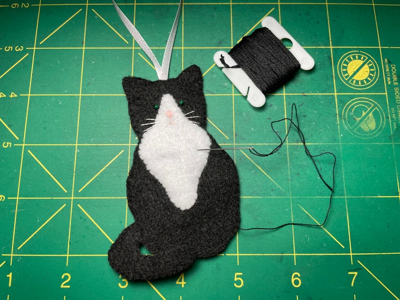 Tuxedo Cat Ornament Felt Tux Kitten Black White Cat Kitten Xmas Ornament Felt Animal Handmade Kitty Cat Christmas Ornament Crazy Cat Lady afbeelding 10