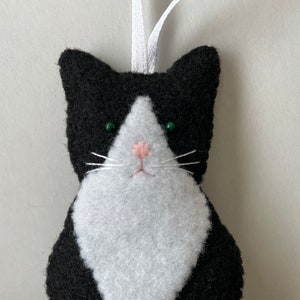 Tuxedo Cat Ornament Felt Tux Kitten Black White Cat Kitten Xmas Ornament Felt Animal Handmade Kitty Cat Christmas Ornament Crazy Cat Lady afbeelding 5