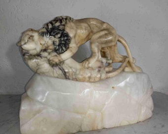 Rare Italian Art Deco 16 inches lion and lioness fighting marble & alabaster glass eyes table lamp circa 1920s