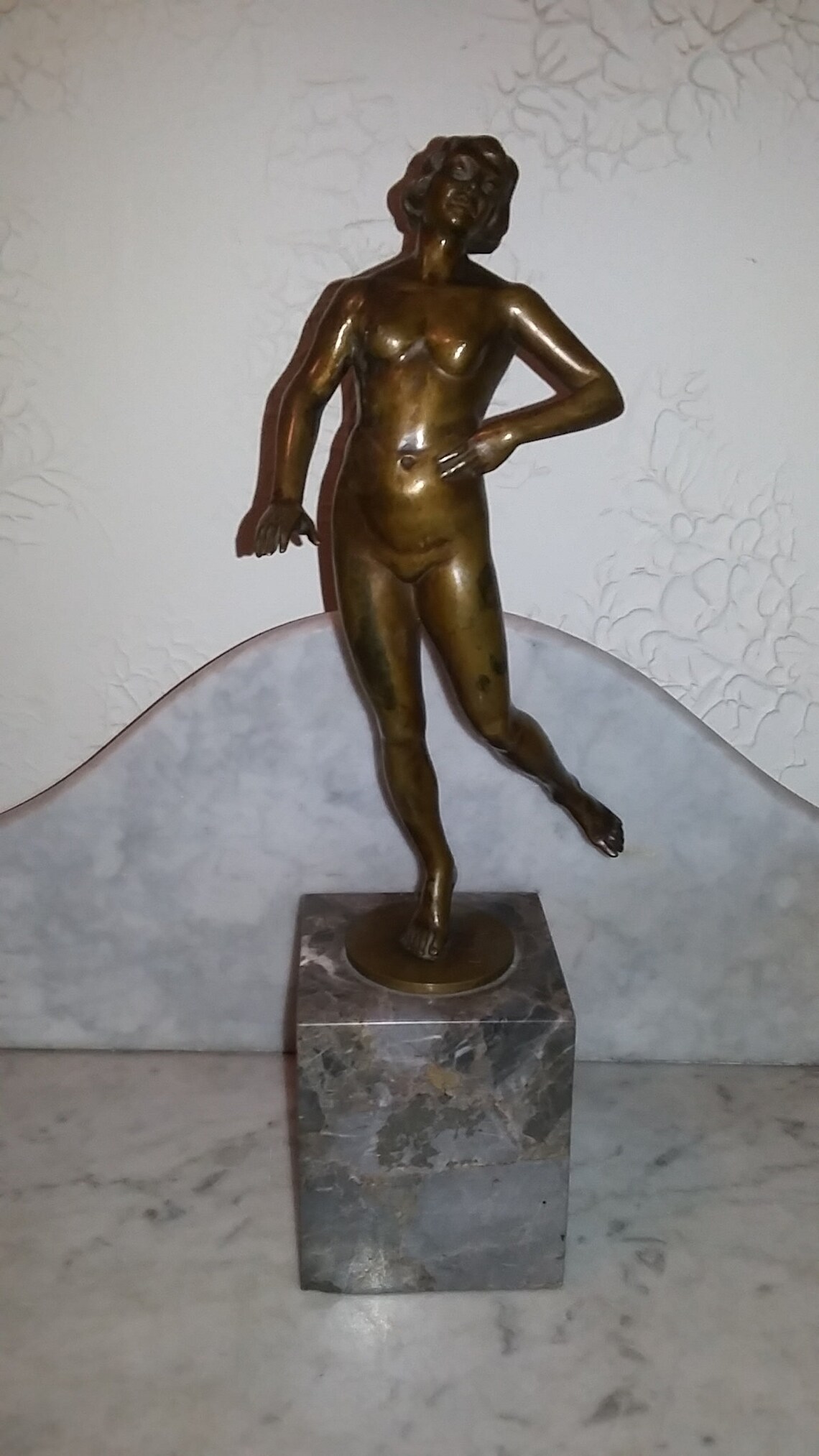 European Art Deco period bronze sculpture of nude woman on image 1