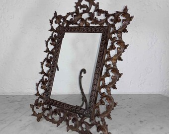 Large antique American Victorian elaborated bronze rectangular picture frame circa 1880s