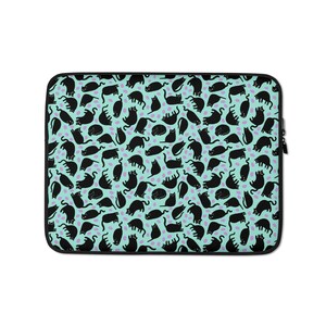 Peut inclure: Une housse d'ordinateur portable bleu turquoise avec un motif répété de chats noirs et de petits points violets.