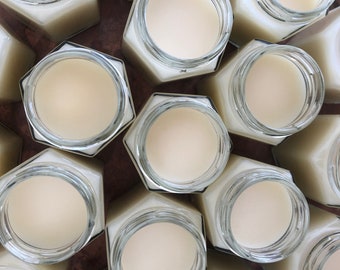 Crema porcina a base de hierbas: Hidratante tradicional a base de manteca de cerdo con hierbas orgánicas.