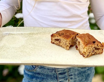 Handgemachte cremefarbene Keramik-Servierplatte: Rechteckige Servierbrett-Tablett