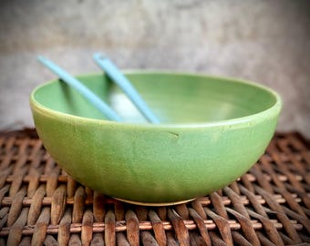 Handmade Green Ceramic Salad Bowl: Stoneware Centerpiece