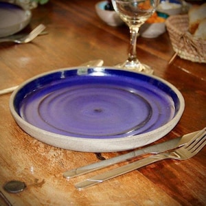 Plato de cerámica azul para la cena, plato de cerámica hecho a mano, vajilla contemporánea, plato principal grande, vajilla de cerámica, regalo de inauguración de la casa