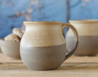 Handgemaakte keramische koffiemok: rustiek bruin aardewerk, drinkgerei voor de keuken