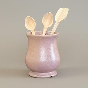 Porta-utensílios de cerâmica rosa rústico: organizador de cozinha feito à mão