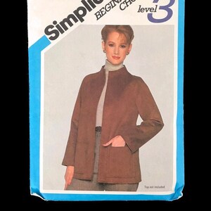 Puede incluir: Patrón de costura Simplicity número 5263, nivel 3 de elección para principiantes, para una chaqueta marrón con cuello alto y un bolsillo. El patrón es para la talla 20 miss.