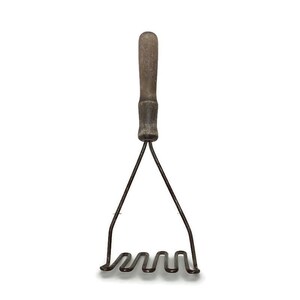 Schiacciapatate vintage con manico in legno / utensile da cucina di metà secolo / attrezzo rustico da fattoria / schiacciapatate da 11 pollici