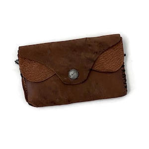 Vintage Hellbraune Geldbörse aus Leder | Zwei Taschen-Druckknopfverschluss | Geflickte Nähte | Kompakter Halter für Utensilien