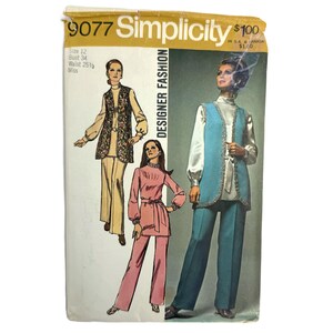 Può includere: Una busta per cartamodello Simplicity 9077 per taglia 12, busto 34, vita 25,5. La copertina presenta illustrazioni di tre completi, tra cui un gilet floreale con pantaloni, una tunica rosa con pantaloni e un gilet blu con camicia e pantaloni.