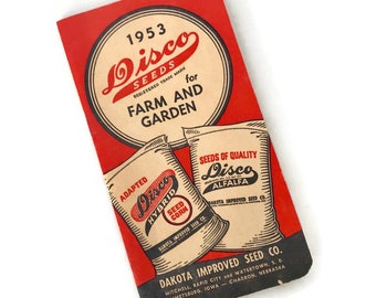 Può includere: Un opuscolo rosso con un cerchio bianco che contiene il testo "1953 Disco Seeds Registered Trade Mark for Farm and Garden". L'opuscolo pubblicizza "Disco Seeds" per uso agricolo e da giardino, tra cui mais ibrido adattato e semi di alfalfa Disco di qualità.