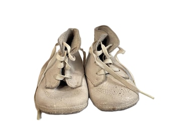 ヴィンテージホワイトキッズスキンベビーブーツ｜パンチング加工のスパロウデザイン｜ソフトソールのレースアップシューズ