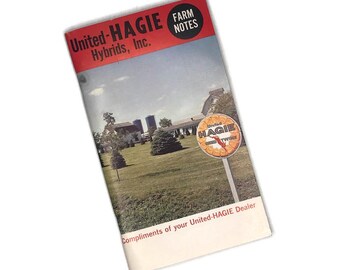 Può includere: Un opuscolo rosso e bianco con il testo "United-HAGIE Hybrids, Inc. FARM NOTES" sulla copertina. L'opuscolo presenta una foto di una fattoria con un cartello che recita "United HAGIE SEED TWINE". Il testo "Compliments of your United-HAGIE Dealer" è stampato in fondo all'opuscolo.