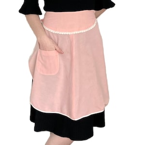 Vintage moeder-dochterschorten: roze halflange schorten van katoenkant uit de jaren 50