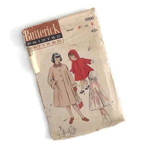 Puede incluir: Patrón de costura vintage para un abrigo de niño. El patrón es para tallas de 21 pulgadas de pecho y es de Butterick Printed Pattern. El patrón es para un abrigo con capucha y botones. El patrón es de estilo vintage y está en buen estado.