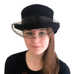 Austelle Suitor-hoed uit de jaren 40 | Henry Pollack Glenover | Hoge hoed in Victoriaanse stijl | Zwarte vilten dameshoed | Vintage modevak