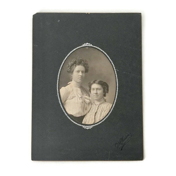 Antique Victorian Cabinet Card: Portrait of Two W… - image 1