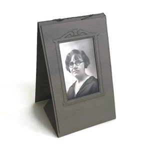 1920er Jahre Stehende Fotokarte | Frau mit Runder Brille | Antike Porträt Anzeige | Art Deco Ära Vintage Fotografie