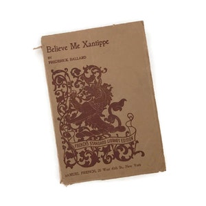 Könnte beinhalten: Ein braunes Buch mit dem Titel "Believe Me Xantippe" von Frederick Ballard. Das Buch ist eine Ausgabe der French's Standard Library Edition und wird von Samuel French, 25 West 45th St., New York, herausgegeben.