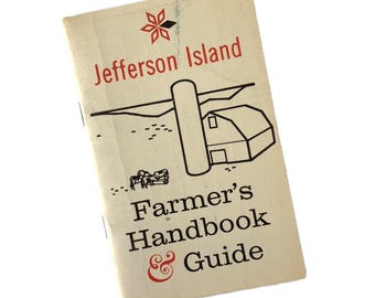 Può includere: Un libretto vintage color beige con un'illustrazione in bianco e nero di una scena di fattoria. Il titolo è "Jefferson Island Farmer's Handbook & Guide" in rosso e nero.