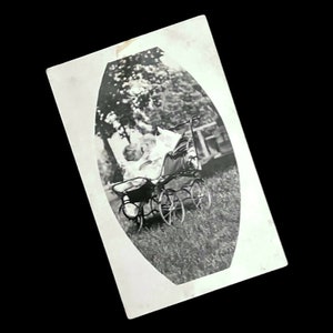 1910年代の赤ちゃんの写真ポストカード | アンティークの子供たちのキス | エドワード朝時代の実写写真カード | ビクトリア朝時代のベビーカー | ヴィンテージの子供向けエフェメラ
