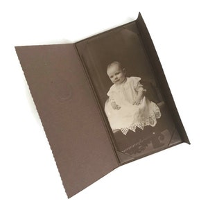 Edwardiaanse kaart van het babyportret | Sepia doopfoto | Antieke opvouwbare display | Kanten jurk vintage foto
